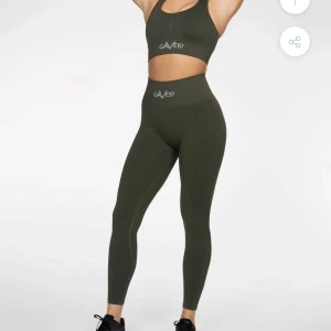 Gavelo tights och sport-bh  - Tights strl. M, passar även S. 250kr Sport bh strl.S, passar även M. 150kr.  Köper du hela setet får du det för 300kr. Köparen står för frakt.  Knappt använda då jag bara använts vid fotografering för gavelo.