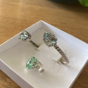 Caroline svedbom smycken - Ett armband och en ring från Caroline Svedbom. Båda är nya och oanvända. Två olika färger på dem, kan sälja tillsammans eller separat.   OBS!! Ringen är såld. 