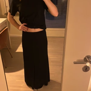 Maxikjol - Svart maxikjol från zara. Aldrig använd med prislapp kvar💌köpt för 399