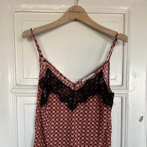 Topp från Zara - Måste tyvärr sälja världens finaste linne från Zara då jag inte får plats i garderoben. Rutigt mönster och fina svarta spets detaljer!!   Möts upp om så önskas. Pågrund av flytt säljer jag av garderoben! Kika gärna❤️