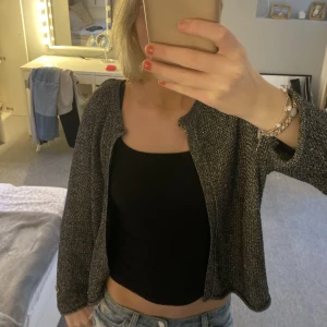 Supersnygg svartsilvrig kofta!  - Säljer denna superfina koftan från STOCKH LM som tyvärr inte kommer till användning 