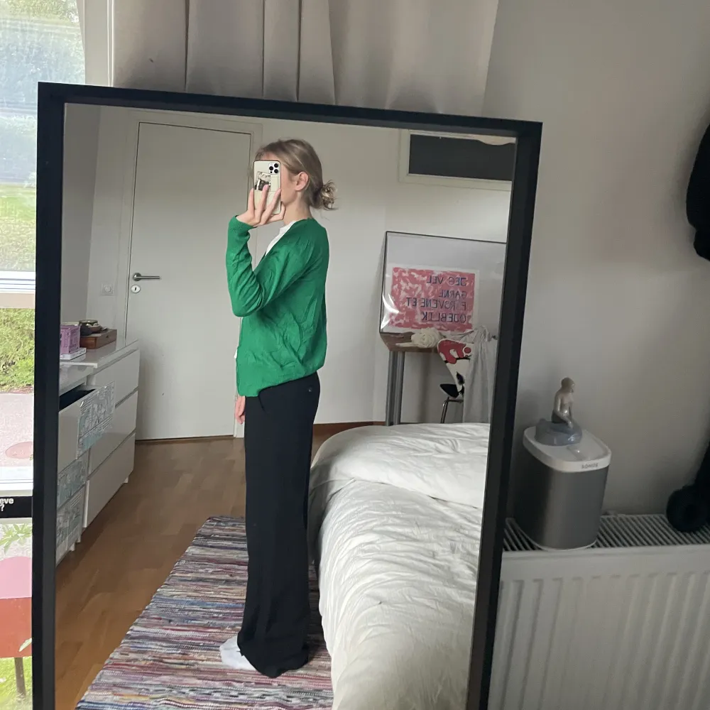 Stickad grön kofta 💚tappat en knapp som jag har kvar. Står ej storlek men skulle säga S/M. Neuletakit & Villapaidat.