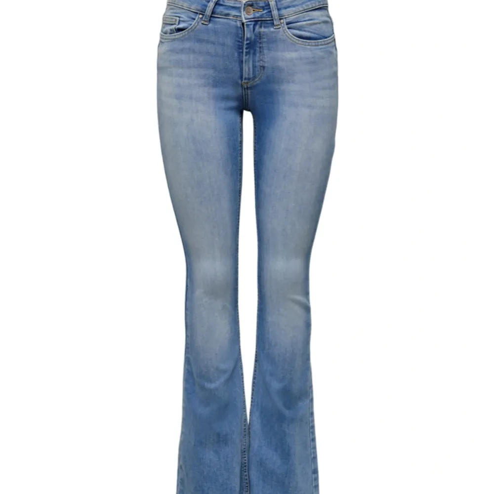 Lågmidjade bootcut jeans från only. De är långa men bra längd på mig som är 174. Nypris ca 500 Kan skicka fler bilder eller mått om någon vill!🫶🏼🫶🏼. Jeans & Byxor.