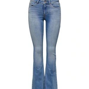 Low waist jeans - Lågmidjade bootcut jeans från only. De är långa men bra längd på mig som är 174. Nypris ca 500 Kan skicka fler bilder eller mått om någon vill!🫶🏼🫶🏼
