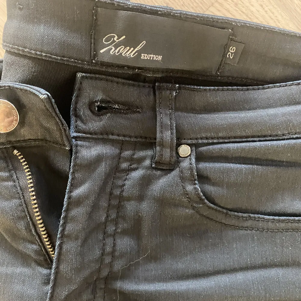 - byxor från Asos Strl 38  - svarta jeans i blekt stil från Levis strl 26  - svarta coated byxor Zoul från MQ strl 26  Rökfritt hem.   150kr för alla. Hämtas i Alingsås eller skickas mot porto. . Jeans & Byxor.