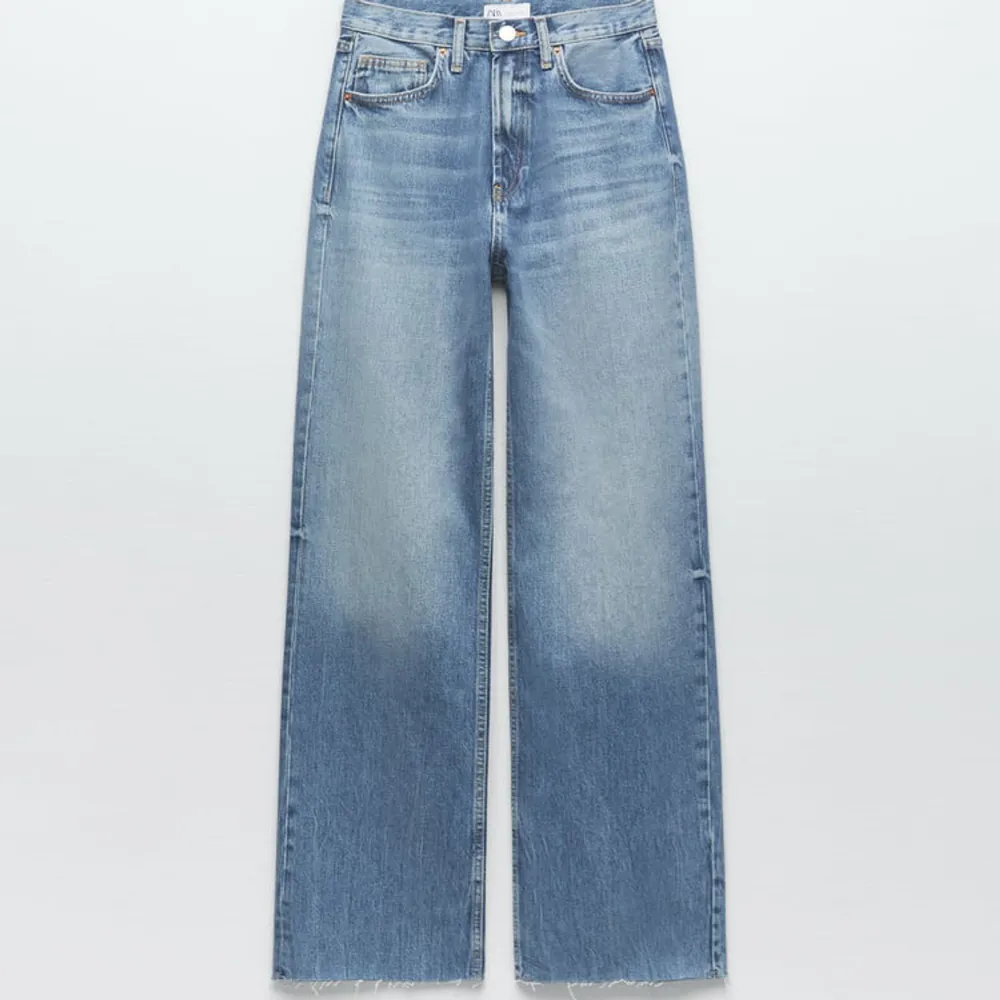 Säljer dessa jeans från zara då de tyvärr inte kommer till användning. Super fin passform och cool wide leg passform. Nästintill oanvända. . Jeans & Byxor.