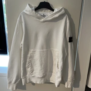 Stone island hoodie - Stone island hoodie som är använd en gång. Inga fläckar eller hål osv Nyskick Nypris är 1800kr 