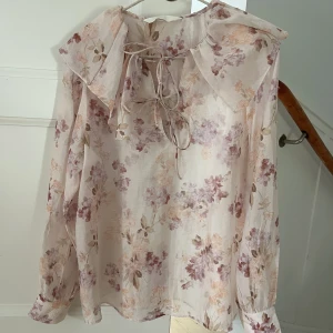 HM  - Säljer min jätte gulliga blus från Hm då den inte kommer till användning längre!  Skriv för bild på eller andra frågor!😚