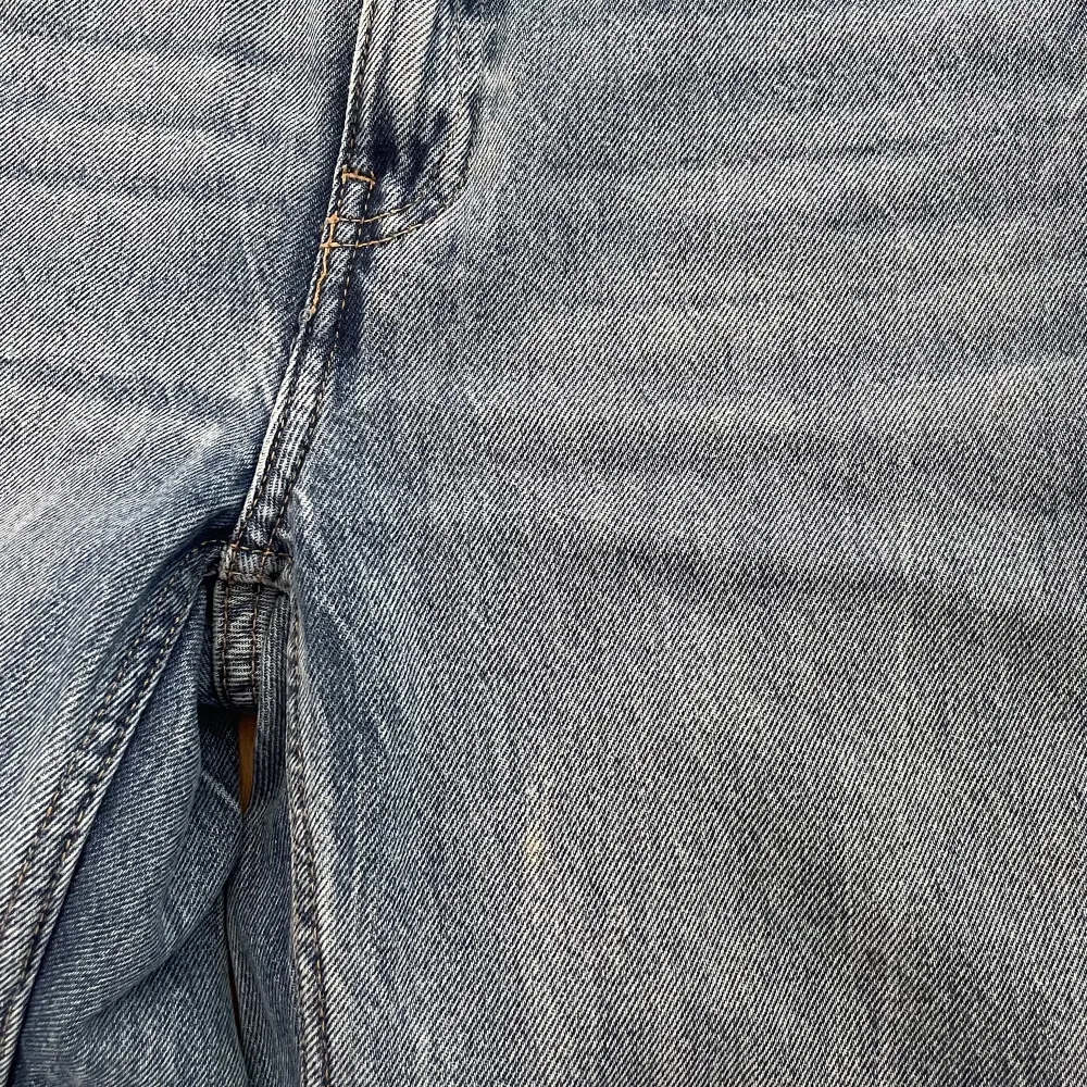 Snygga raka jeans som funkar till många outfits . Jeans & Byxor.