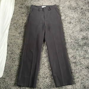 Kostymbyxor  - Jätte snygg kostymbyxor, nästan helt oanvända har använts typ 5 gånge. Helt svarta från lindex. 