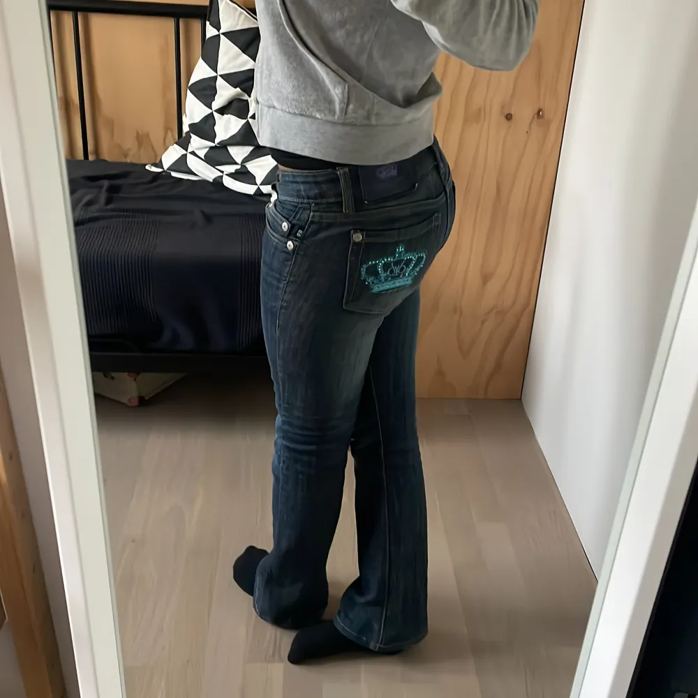 Adda min snap om ni är intresserade ❤️snap: lhagerius ❤️Mina fina Beckham jeans super alla diamanter är kvar dom är utsvängda och lågmidjade vill bara se om några är intresserade❤️bra längd för mig som är 163-164. Jeans & Byxor.