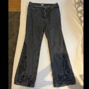 Jeans med detaljer - Så snygga jeans, tyvärr aldrig använda då de är för stora.