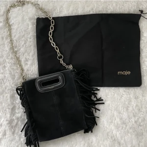 Maje väska  - Hej! Säljer min maje väska och SVART+GULDIGT BAND INGÅR som jag köpte för några månader sedan! Size mini. Bra skick, ny pris runt 3000 säljer för 1550 men pris kan diskuteras!! Kan mötas!! ❤️