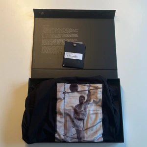 Limitato t-shirt - Säljer nu den snygga Limitato t-shirten nu med Muhammad Ali på. Säljer den då den mest spenderat tid i lådan o inte kommit till användning. Strolek L men lite tight så kan passa M.