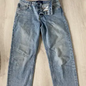 Jeansen är i bra skick och knappt använda, kommer från jeansbolaget och märket JJXX. Storlek w:28 L:30.   Köparen betalar frakten. 