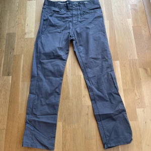 Gråa chinos  - Fina gråa chinos.