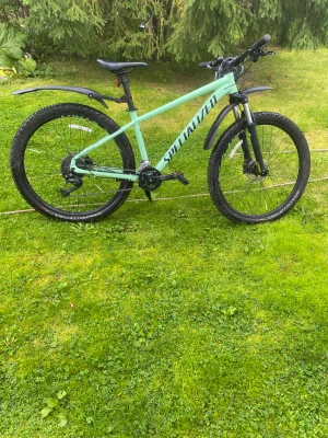 Mountainbike cykel! - En fin sport cykel. Som är väldigt bra i skogen. Den är som ny. Kan komma överens om pris