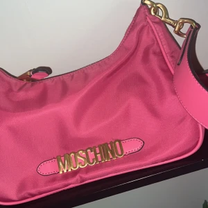 Moschino väska  - Väska ifrån moschino, inköpt för bara nån månad sen, använd 1 gång. Nyskick 