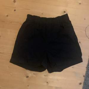 Ett par svarat shorts med fickor där fram använt typ två gånger. 