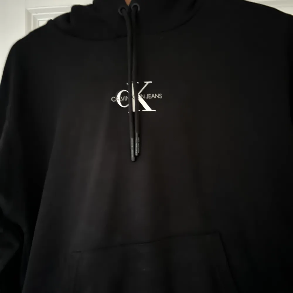 Jag säljer min nya Calvin Klein hoodie som aldrig kom till använd då den skickade fel storlek och det fanns ingen ångerrätt. Köpt för 1000kr säljs för 800. Pris kan diskuteras!. Hoodies.