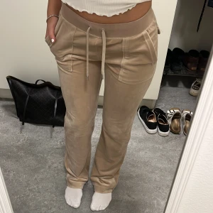 Juicy byxor - Säljer dessa mysbyxor från Juicy Couture💕