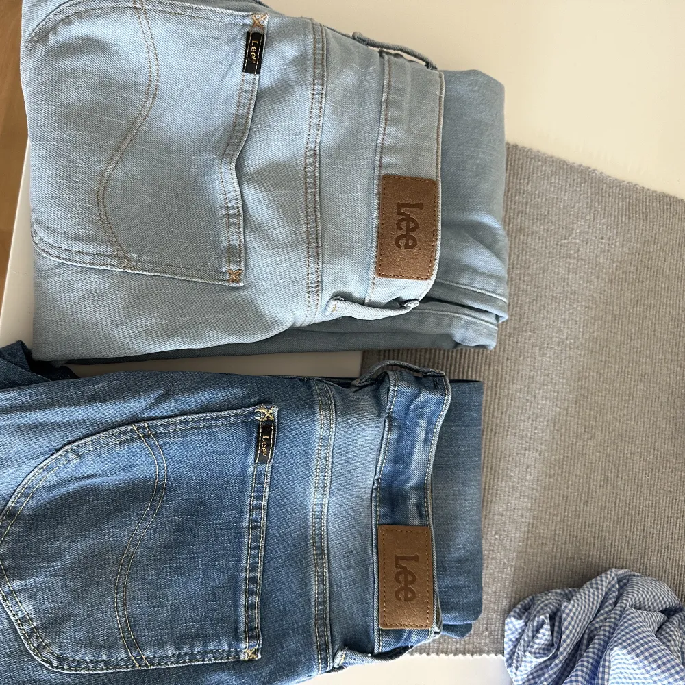 2 par helt nya Lee jeans. High rase. Storlek 27. Jeans & Byxor.