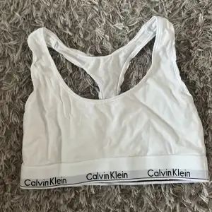 Calvin Klein topp i storlek M men passar även S  Använd fåtal gånger 