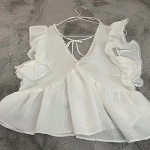 Sötaste blusen från zara💕 - En otroligt söt blus från zara som jag aldirg använder då det inte rikigt är min stil! Köpte den för 360kr och bara använt 1 gång❤️! Pris kan diskuteras vid snabb affär🙌🏼