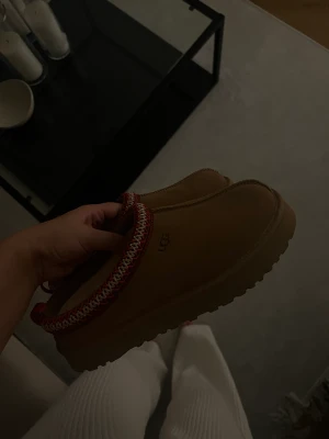 Ugg - Helt nya, sprayat dom så dom är vattentåliga. Endast testat inomhus! 38 men skulle säga att dom är mer en 37 i storlek.