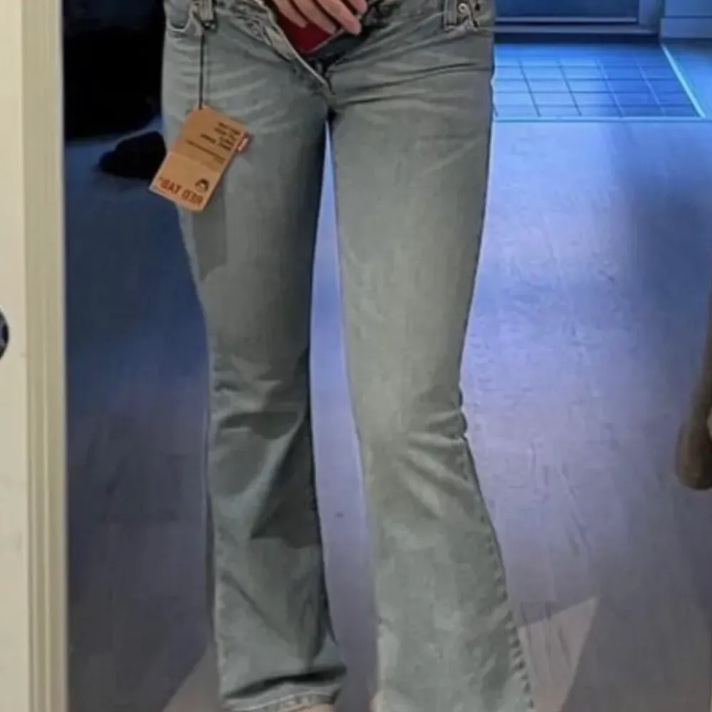 Supersnygga Levi’s jeans som tyvärr var något små på mig. Helt nya med lappar kvar! Väldigt eftertraktade och modellen är svår att få tag på!💕 (Lånade bilder). Jeans & Byxor.