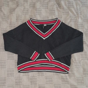 Kofta - Varan är 46 cm lång och är i ett bra skick. Tröjan har dock lite färg på högra armen, syns inte jätte tydligt. 