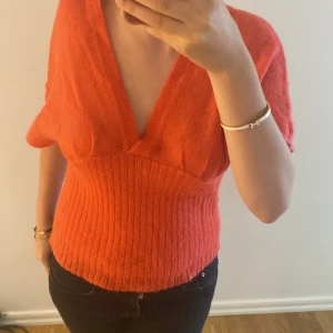 en riktigt fin tröja💗 - En så himla fin topp, som passar till så många grejer. Tröjan är i storlek s, men skulle säga att den passar personer som även har xs. Vet tyvärr inte vart den är ifrån, eftersom jag själv köpt den från pick!💗 men tyvärr har den inte kommit i användning💗🫶🏼