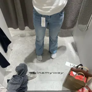 Jätte fina jeans från Gina, säljer de då dom ä för korta på mig, använda enbart nån gång, så dom ä som nya Nypris 500 kr
