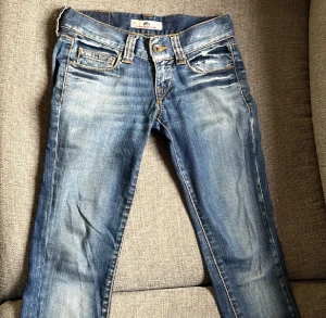 Snygga blå Low Waist jeans - Knappt använda då dem var för små💘 kan gå ner i pris vid snabbt köp