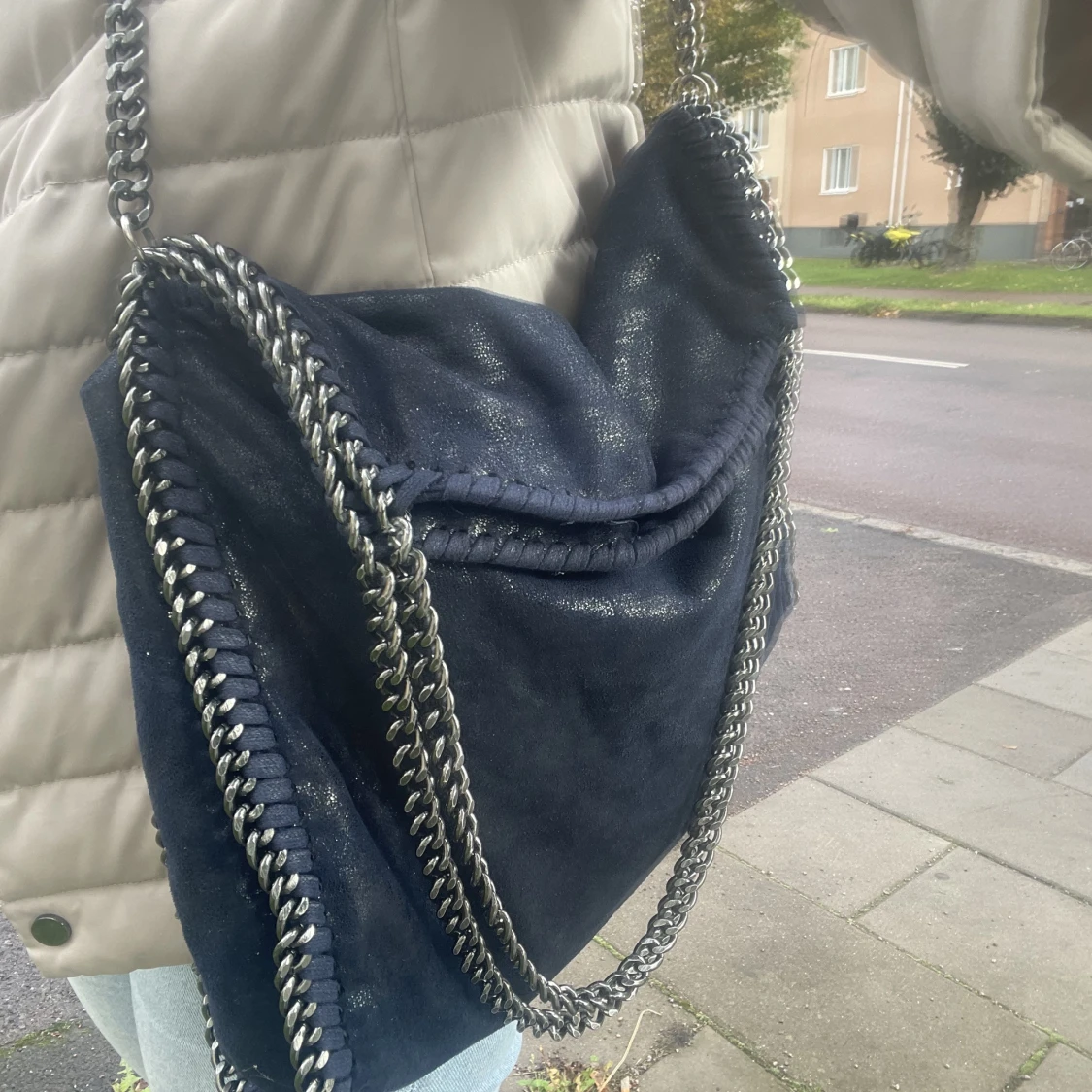 Marin blå kedja väska 