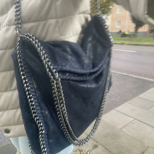 Marin blå kedja väska  - Super snygg i marinblå 😍