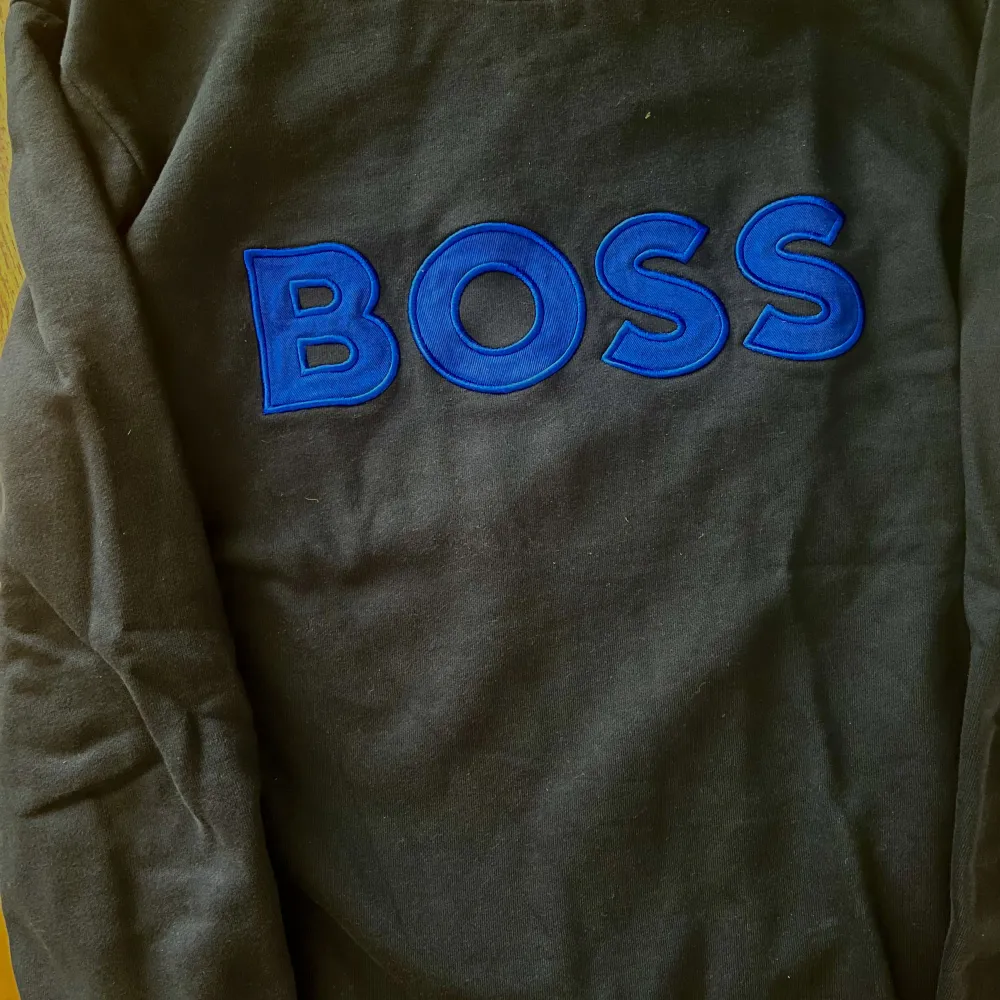 Hugo Boss äkta-blå storlek S. Väl använd och inga hål eller fläckar. Tveka inte på att skriva vid frågor/bilder. Köpt för nästan 2000. Tröjor & Koftor.