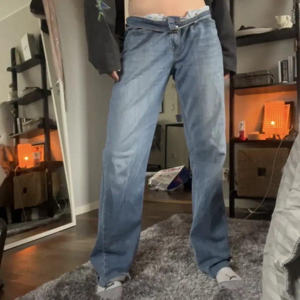 Så snygga och oversized jeans som jag är tveksam till om jag vill sälja eller inte, därav högre pris. Köpta secondhand på Siv & Åke i Stockholm.  . Jeans & Byxor.