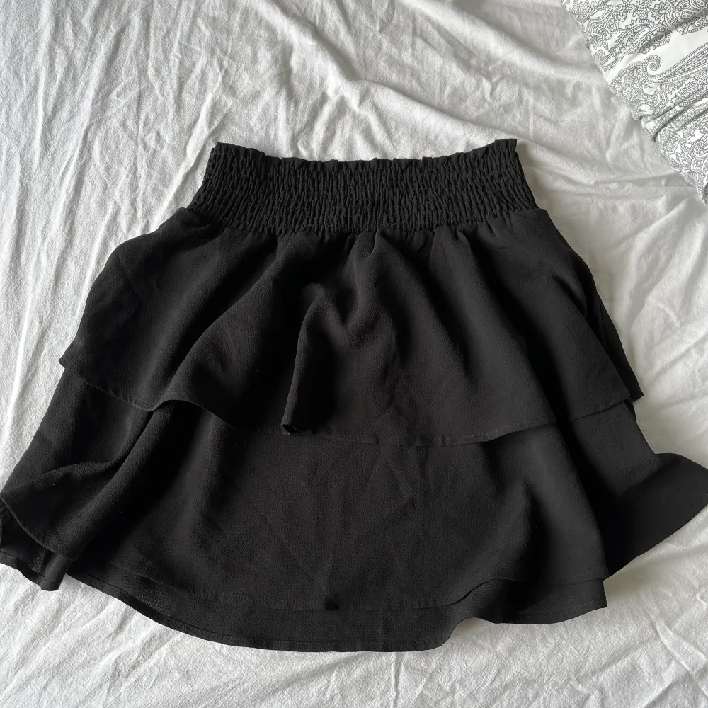 En svart fin kjol med volanger. Använd ett fåtal gånger. Stolek 38 från only/zalando!☺️. Kjolar.