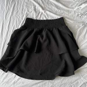 En svart fin kjol med volanger. Använd ett fåtal gånger. Stolek 38 från only/zalando!☺️