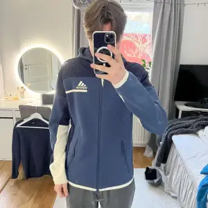 Fräsch adidas tech fleece tröja i mycket gott skick köpt för runt 1000kr bara att skriva vid funderingar 