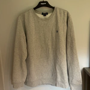 Ralph Lauren tröja - Säljer denna Polo Ralph Lauren tröjan som är nyskick, inga hål eller defekter. Storleken är XL i barn storlek men den passar snarare M i vuxen storlek. Kom privat för mer info/bilder 