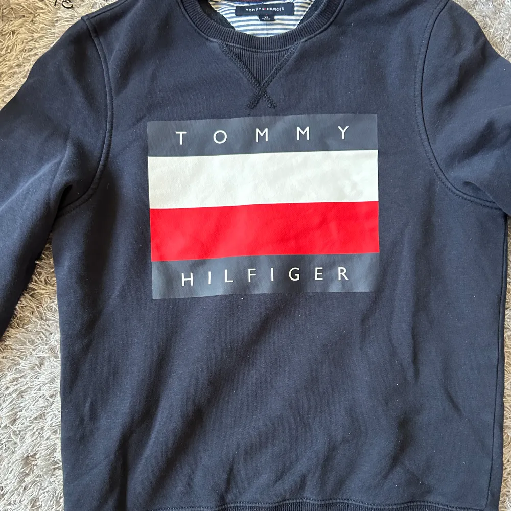 En Tommy Hilfiger tröja som ej kommer till andvänding längre. Tjock tröjan är i bra skick. Priset går att diskuteras . Hoodies.