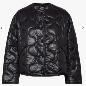 Mango jacka  - Säljer nu min mango jacka för det inte kommer till andvändning.Inga skador bra skicka skriv privat för frågor eller fler bilder💕