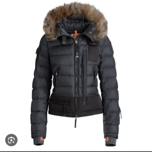 Parajumpers skimaster jacka - Parajumpers skimaster jacka i storlek XS. Riktigt snygg skidjacka med många fickor på utsidan & insidan. Varm & skön. Qr kod på jackan finns som intygar att den är äkta. 