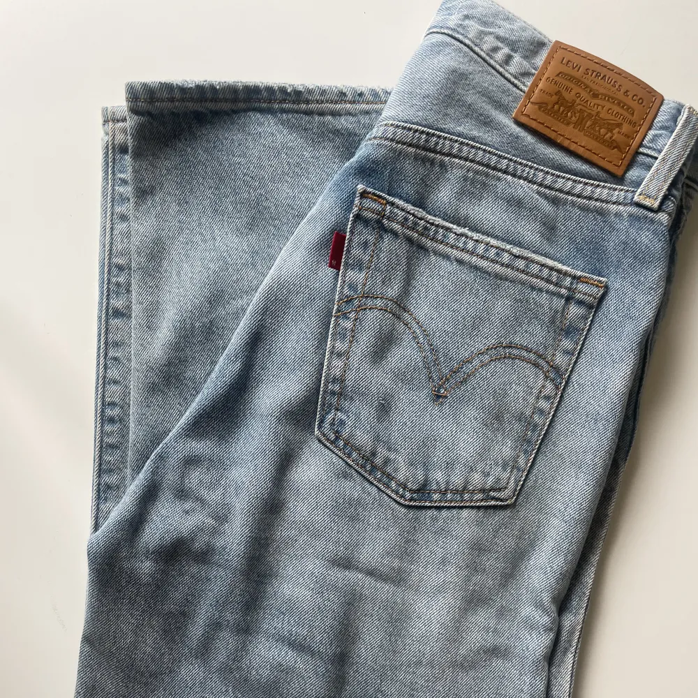 Ljusblåa Levis i Ribcage modellen. Använda men i fin skick. Köparen står för frakten 🤎. Jeans & Byxor.