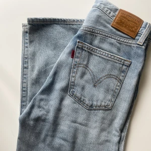 Levis Ribcage - Ljusblåa Levis i Ribcage modellen. Använda men i fin skick. Köparen står för frakten 🤎