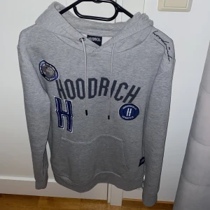 Hoodrich hoodie - Hej säljer min hoodrich hoodie nu i storlek Small bra skick inte mycket använd om ni har mer frågor så är det bara att skriva till mig eller för fler bilder. 