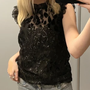 Fest topp!! - Supersöt topp från J.Crew som passar perfekt till fest. Aldrig använd med prislappen kvar då jag råkade beställa dubbletter. Nypriset ligger på 120€ men säljer för 800kr, priset kan diskuteras!💕