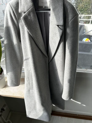 Kappa  - En väldigt fin grå kappa som är från villa. Den är nästan helt ny den är då i ett väldigt bra skick.